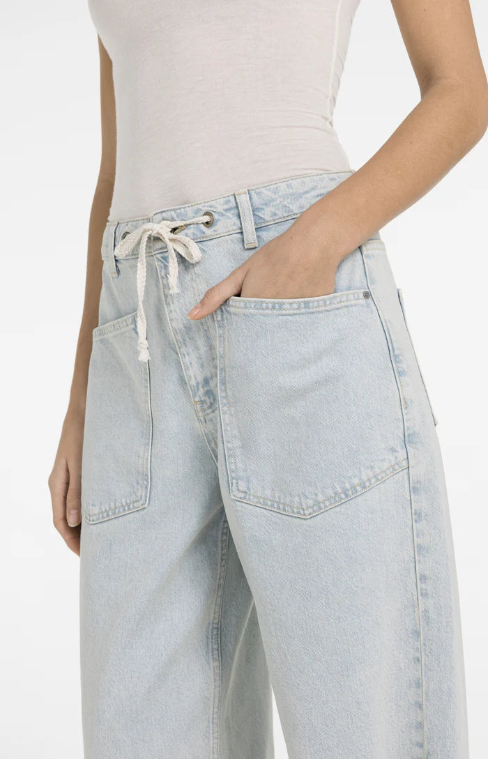 colored-denim-with-drawstring_476986e3-4f64-4054-8e39-e3a5795775fb