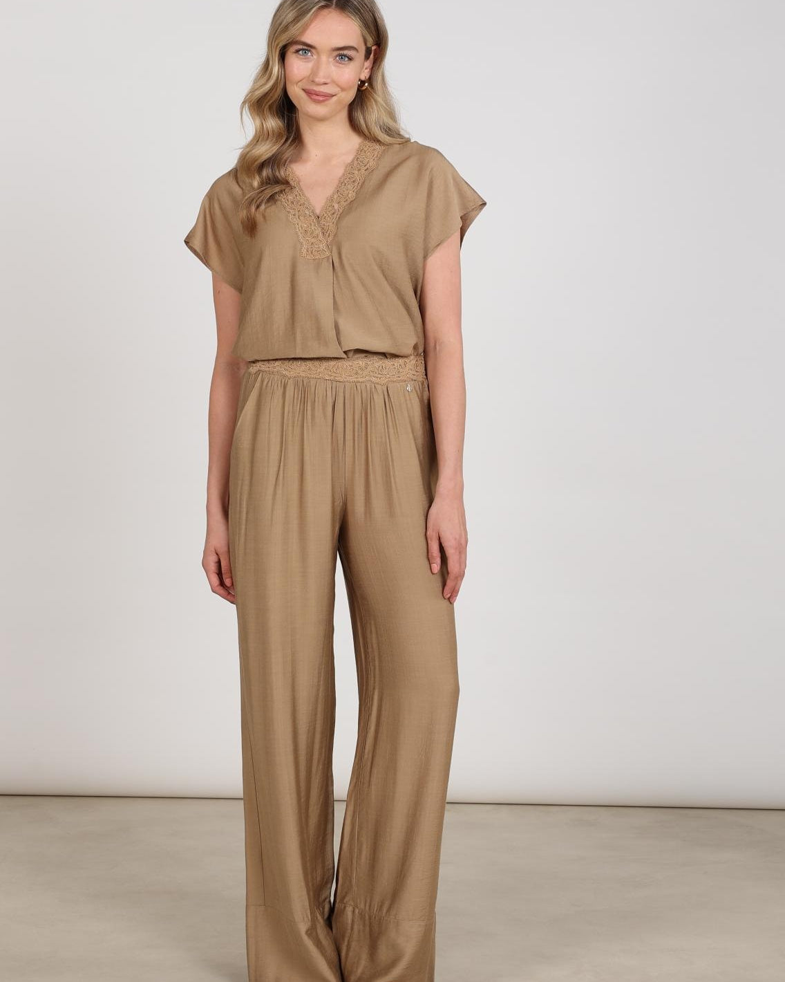Nukus Wijde Broek Merel NKS09070 - 64 Camel