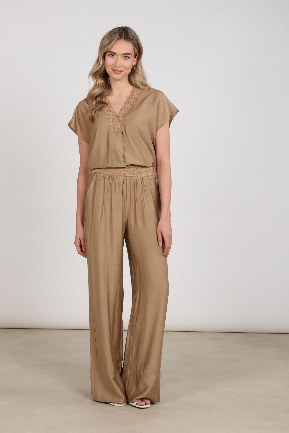 Nukus Wijde Broek Merel NKS09070 - 64 Camel