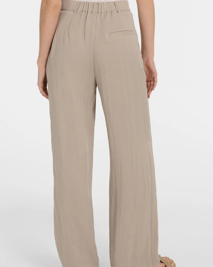 woven-wide-leg-trousers-with-pleats-l32_0864a2cd-0598-4cd4-941e-d5972a139b81