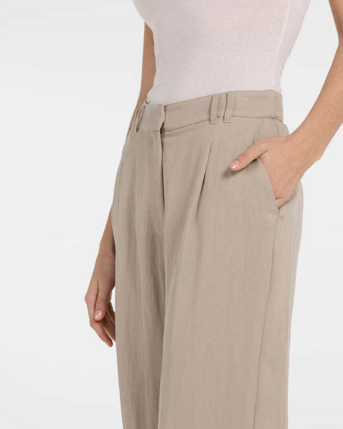 woven-wide-leg-trousers-with-pleats-l32_51aaef12-2079-4d56-b454-ce3a082254e8