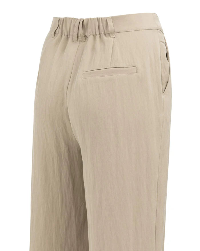 woven-wide-leg-trousers-with-pleats-l32_bb16f043-28ed-4537-9526-e20fc4ffe6fa