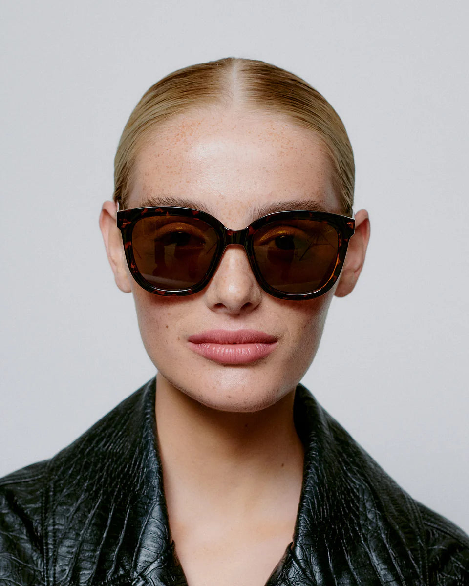 A.KJAERBEDE_BILLY_KL2106_DEMI-TORTOISE_FRONT_WOMAN_960x1200_crop_center.jpg