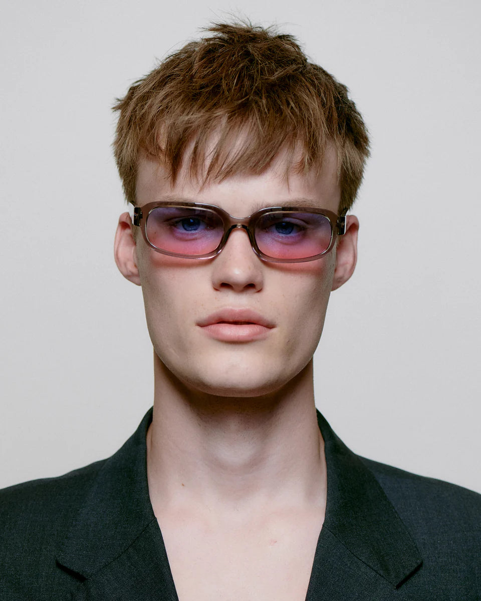 A.KJAERBEDE_WILL_KL2417_GREY_TRANSPARENT_FRONT_MAN_960x1200_crop_center.jpg