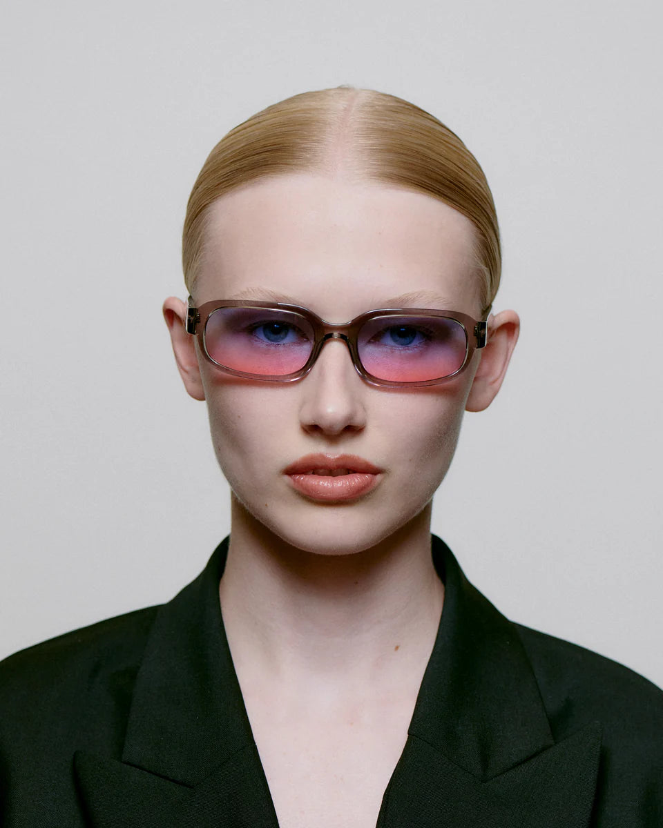 A.KJAERBEDE_WILL_KL2417_GREY_TRANSPARENT_FRONT_WOMAN_960x1200_crop_center.jpg