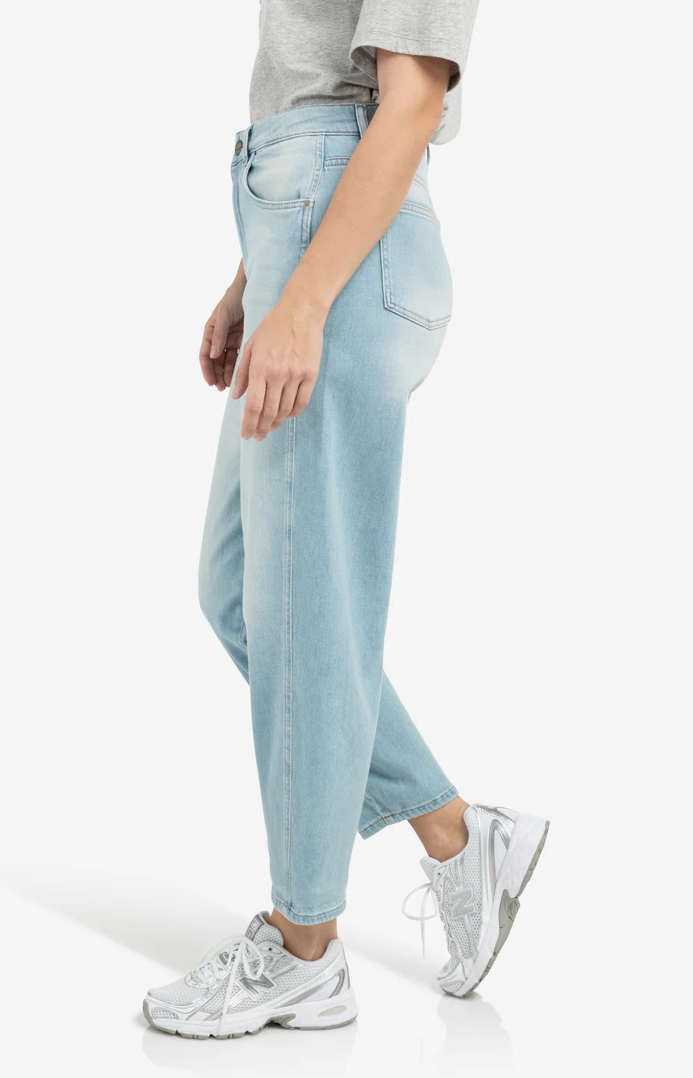 barrel-jeans-in-light-washed-denim-1_88afe85f-4569-49a3-b7c4-60f08b901fd6.jpg