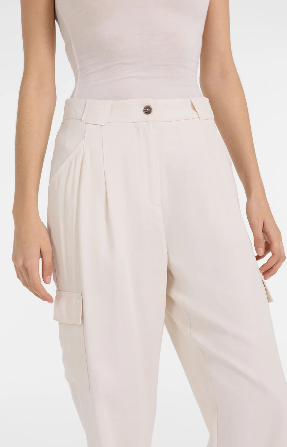 cargo-trousers-with-straight-legs-and-pleats_f325900d-d01c-45c5-80ce-adcfac3cac99.jpg