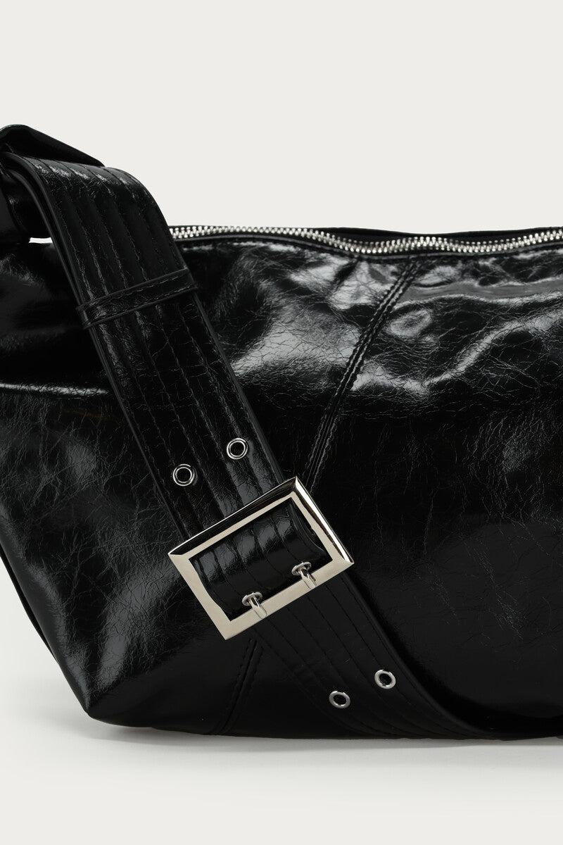 product_images-black_crossbody_patent_bag_mj14249_closeup_1