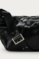 product_images-black_crossbody_patent_bag_mj14249_closeup_1