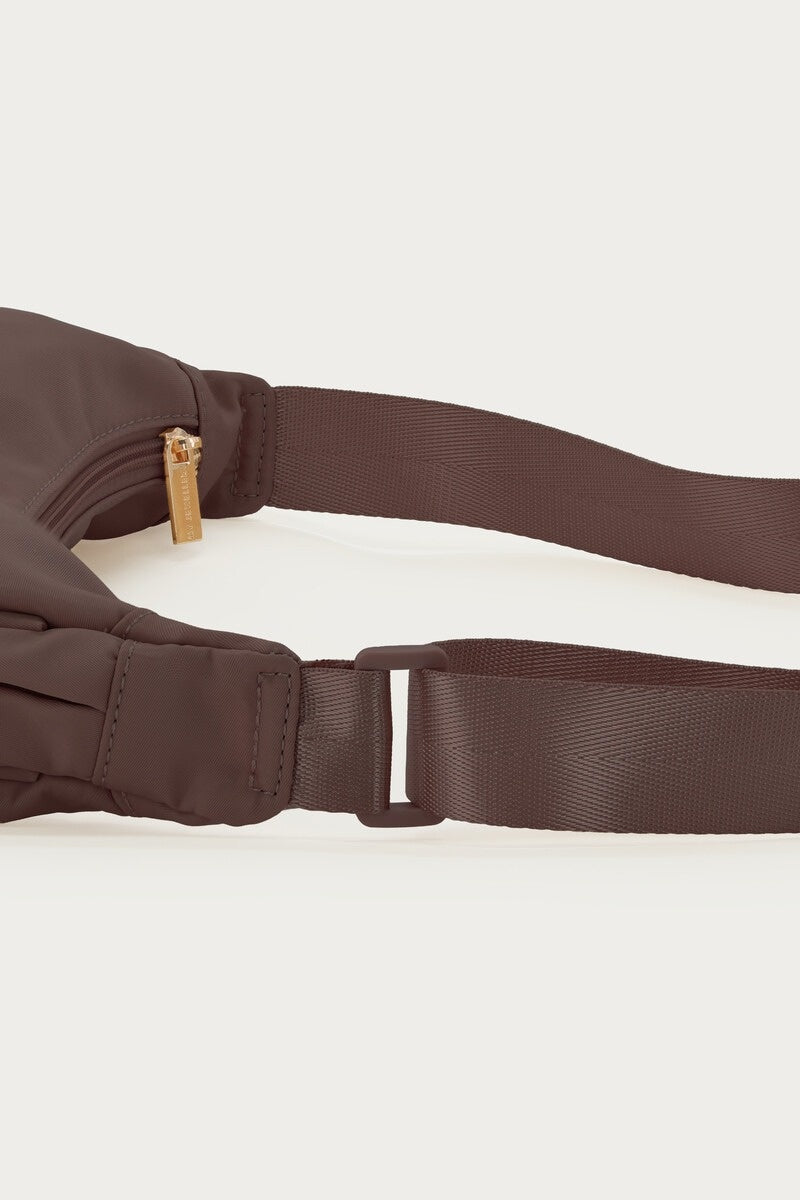 product_images-dark_brown_basic_large_crossbody_bag_mj15799-0100_closeup_1