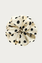 product_images-white_polka_dot_scrunchie_mj15133-0900_packshot