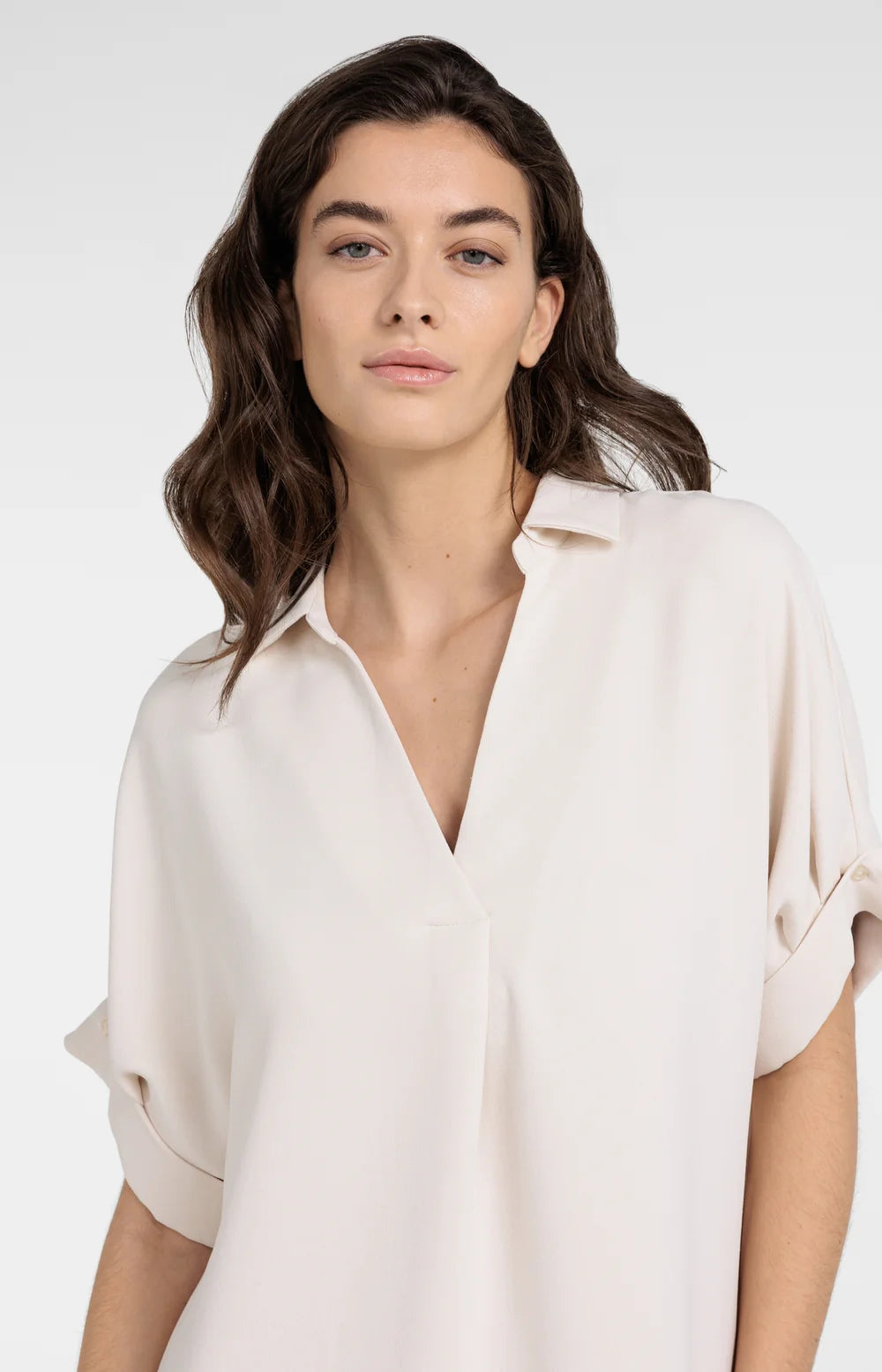 v-neck-dress-with-pleated-sleeves-and-loose-fit_c7a9350d-92d9-4ff2-95d0-2555be503228.jpg