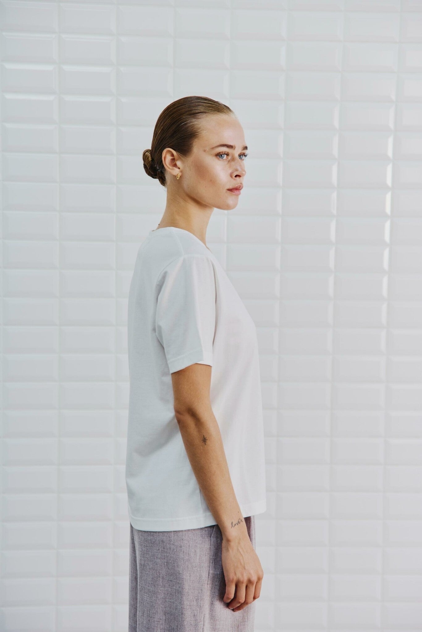 Wblgabriella_Ss_V_neck_Tee_Cloud10-1-scaled