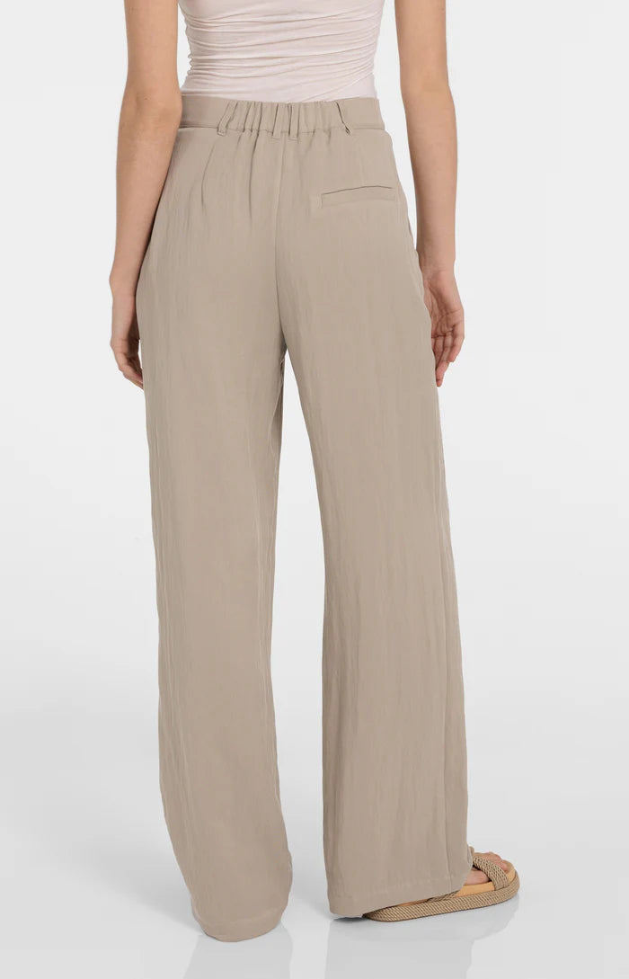 woven-wide-leg-trousers-with-pleats-l32_0864a2cd-0598-4cd4-941e-d5972a139b81