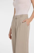woven-wide-leg-trousers-with-pleats-l32_51aaef12-2079-4d56-b454-ce3a082254e8
