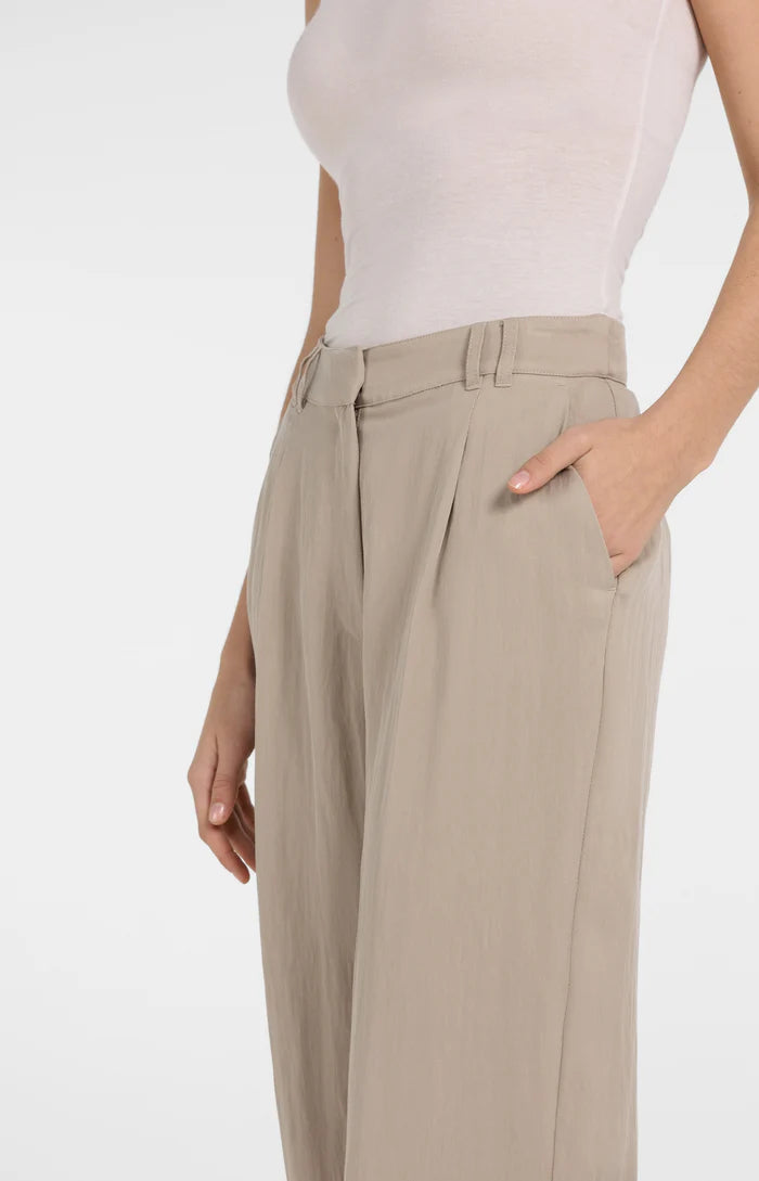 woven-wide-leg-trousers-with-pleats-l32_51aaef12-2079-4d56-b454-ce3a082254e8