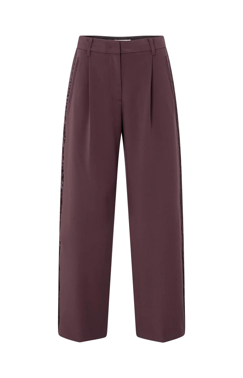 woven-wide-leg-trousers-with-satin-side-tape-1_01a85cd3-fd14-4db6-b3ac-7325bb504d60